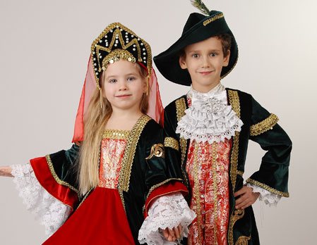 Мальчик с девочкой в маскарадных костюмах Мальчик с девочкой в маскарадных костюмах