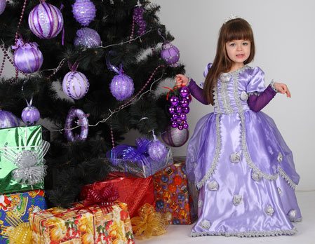 Девочка возле елки Девочка возле елки