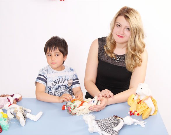 Педагог и мальчик занимаются рукоделием Педагог и мальчик занимаются рукоделием