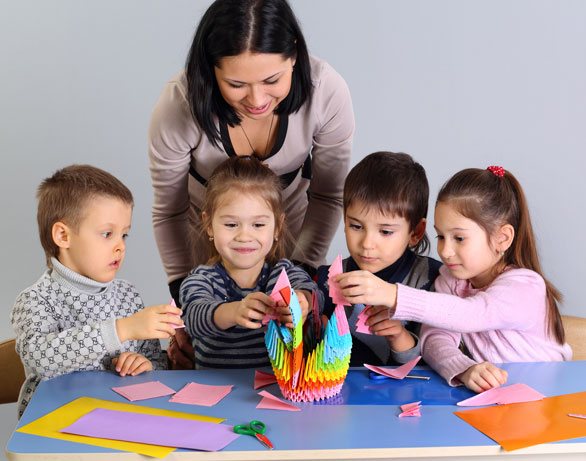 Дети делают журавлика Дети делают журавлика