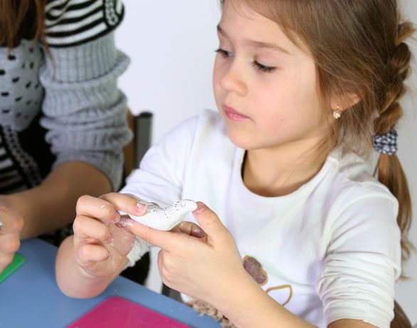 Девочка лепит из пластелина Девочка лепит из пластелина