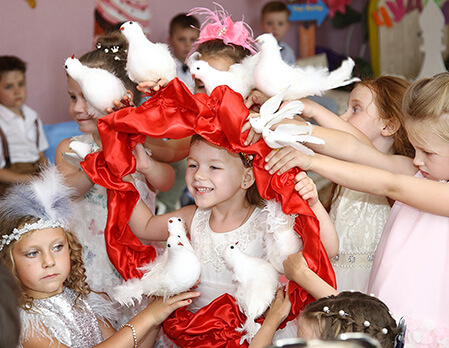 Нарядные дети выступают Нарядные дети выступают