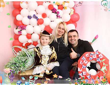 Взрослые угощают тортом Взрослые угощают тортом