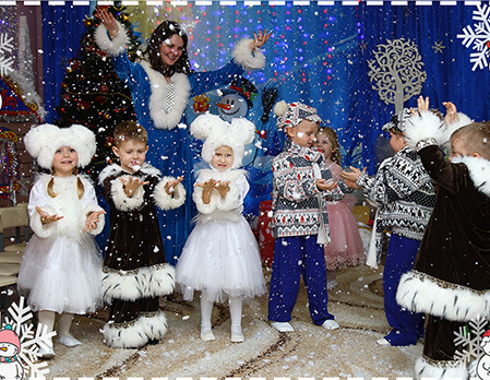 Родители в костюмах играют с детьми Родители в костюмах играют с детьми