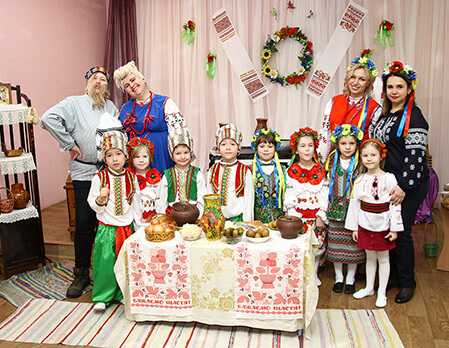 Нарядные дети танцуют Нарядные дети танцуют